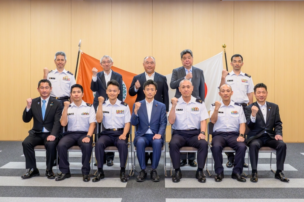大西政務官と帰国式出席者の集合写真