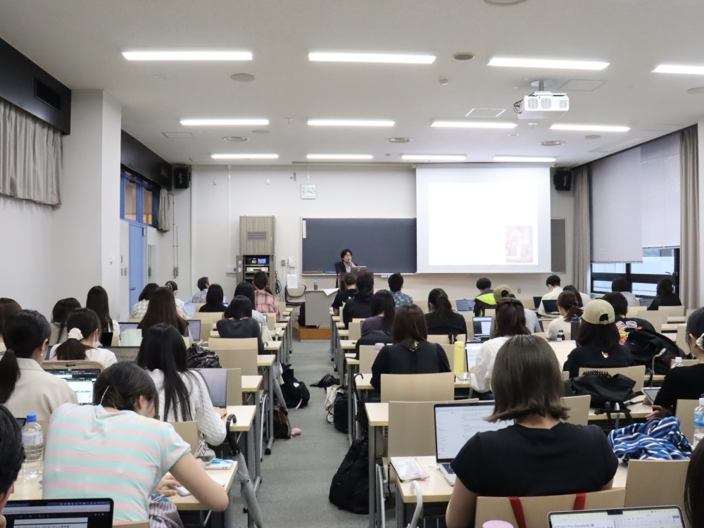 明治学院大学において外交講座が開催されている様子