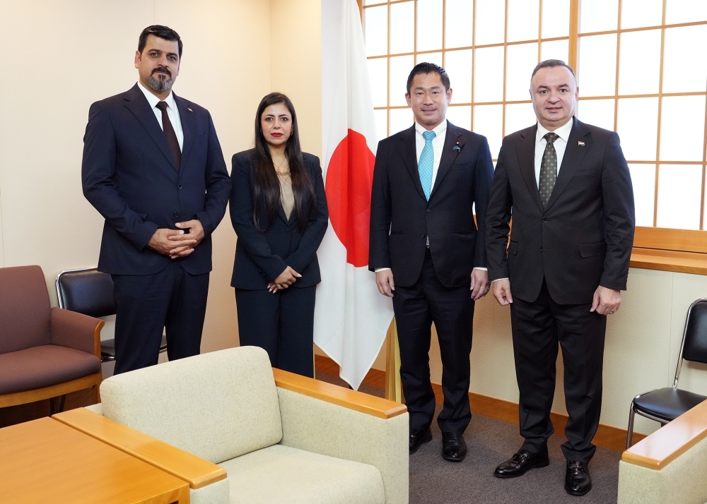 写真撮影に応じる大西外務大臣政務官とイラク共和国国民議会議員一行
