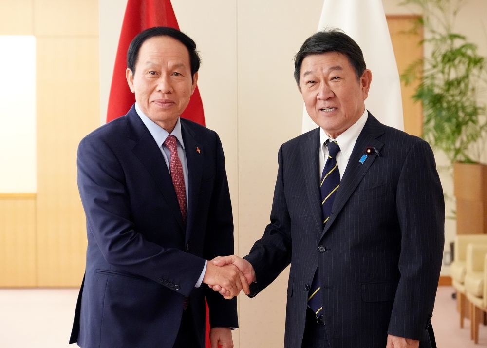 握手をする茂木外務大臣とチャウ・ベトナム副首相
