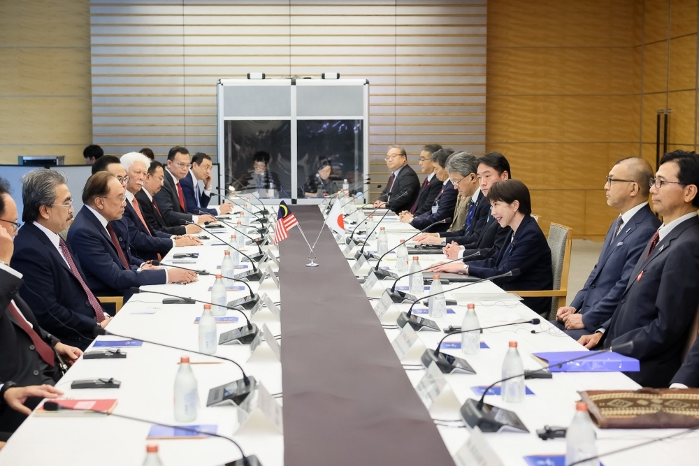 高市総理大臣とアンワル・マレーシア首相の会談の様子