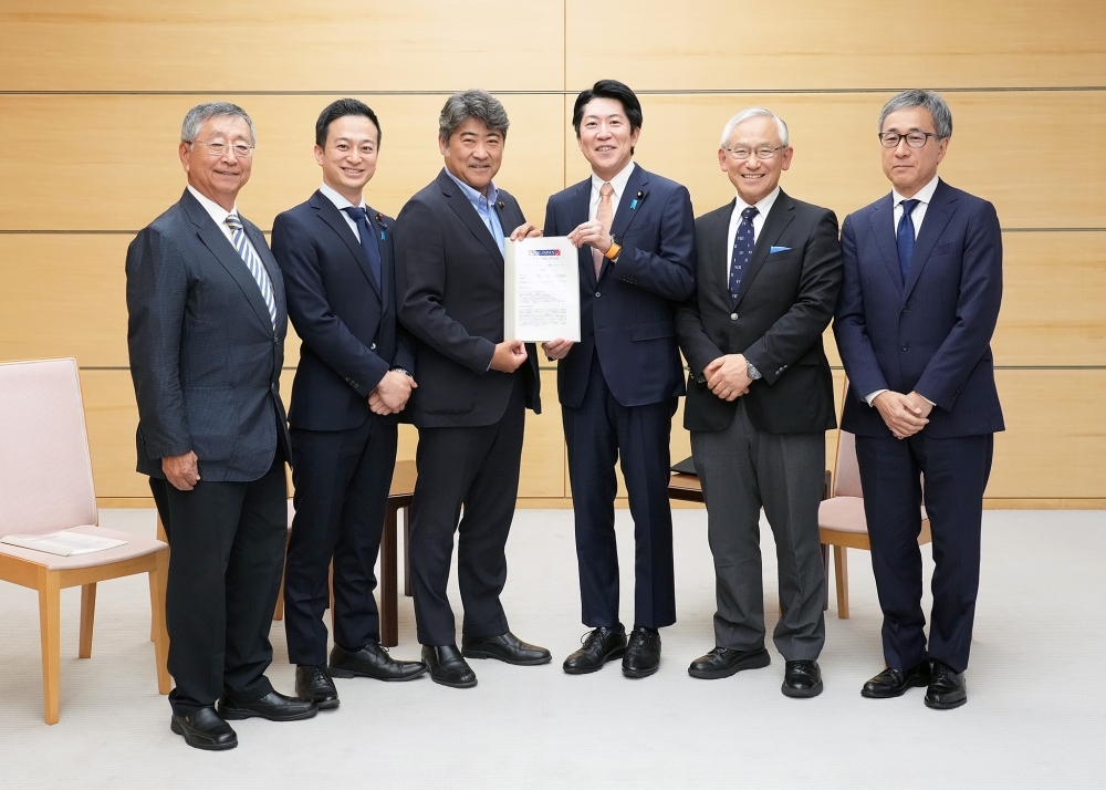 日英21世紀委員会座長の木原議員等と写真撮影する佐藤内閣官房副長官