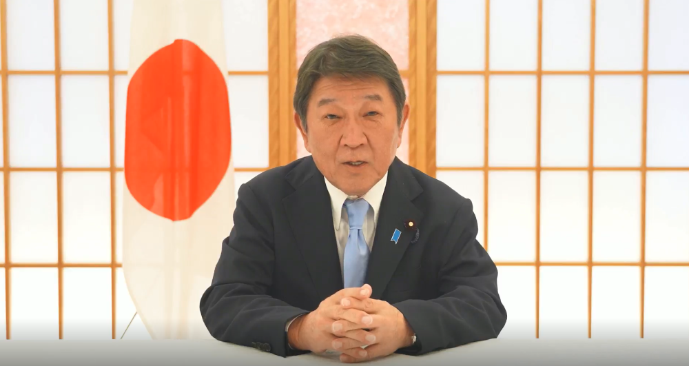 ビデオメッセージを述べる茂木大臣