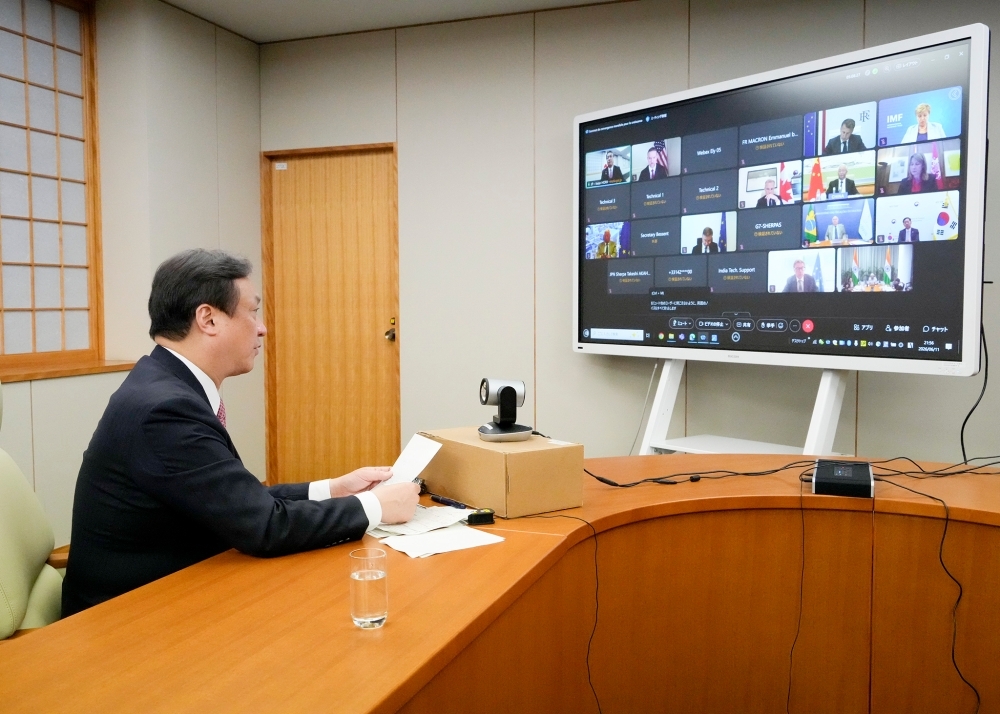 オンライン会合に出席する堀井副大臣