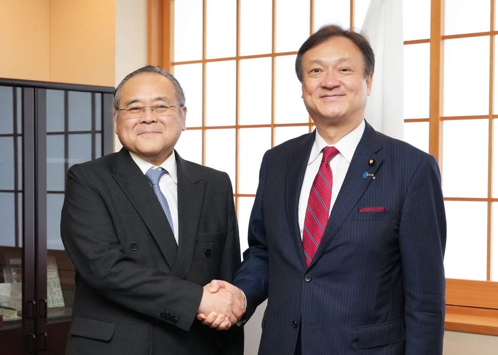 握手をする堀井副大臣とテンヤ大使