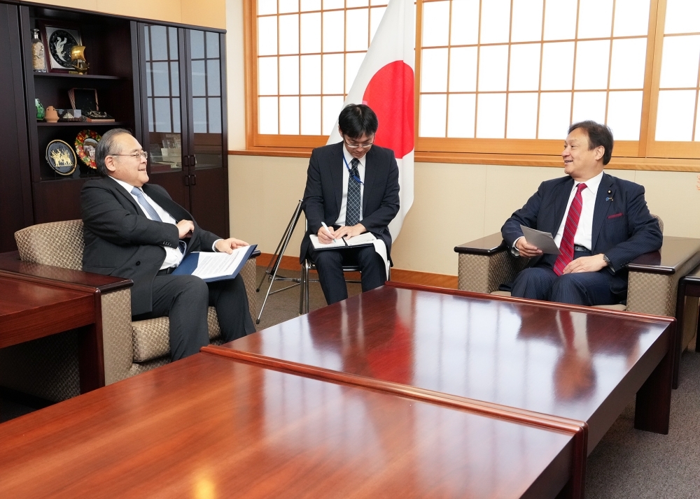 意見交換をする堀井副大臣とテンヤ大使