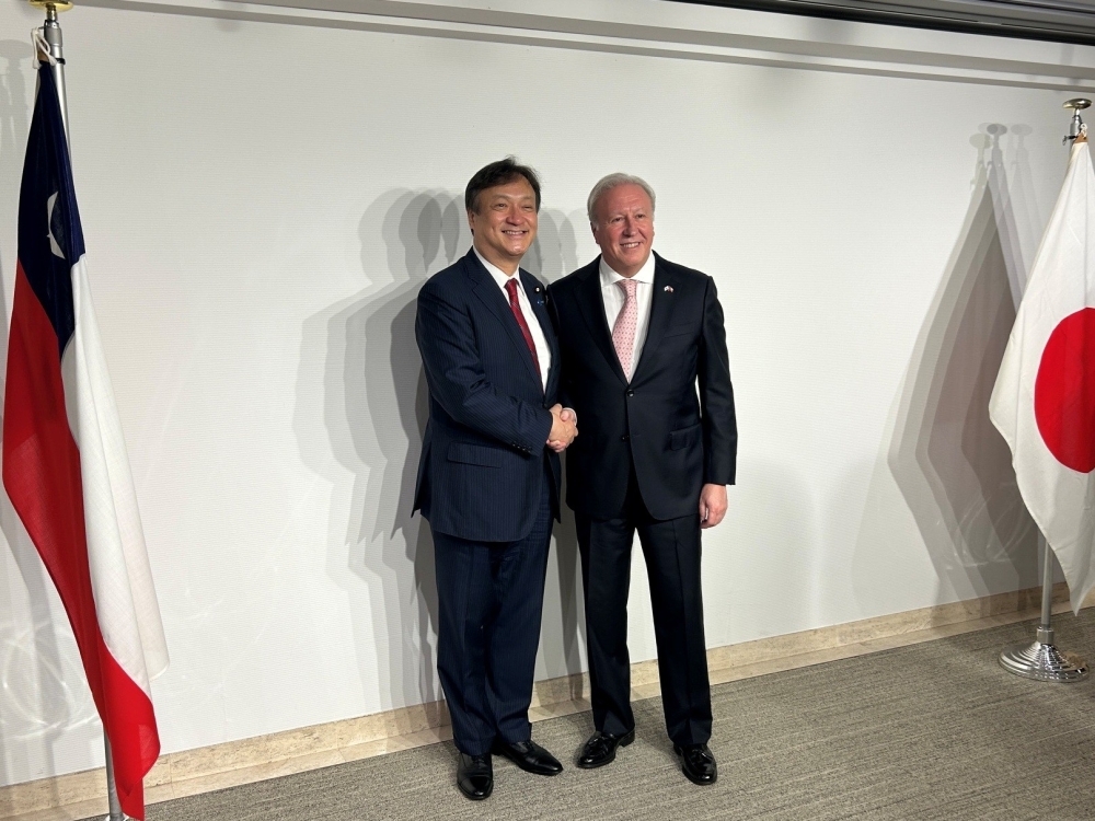 握手をする堀井外務副大臣とロハス駐日チリ大使