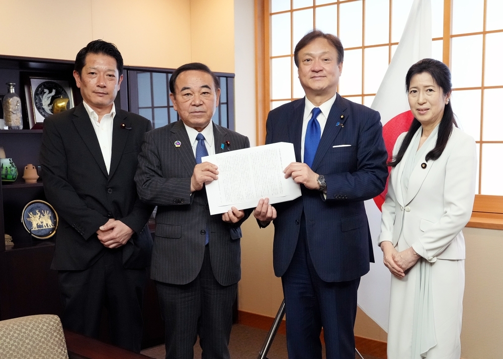 集合写真：堀井副大臣と坂本哲志会長、上野通子副会長及び田野瀬太道事務局長