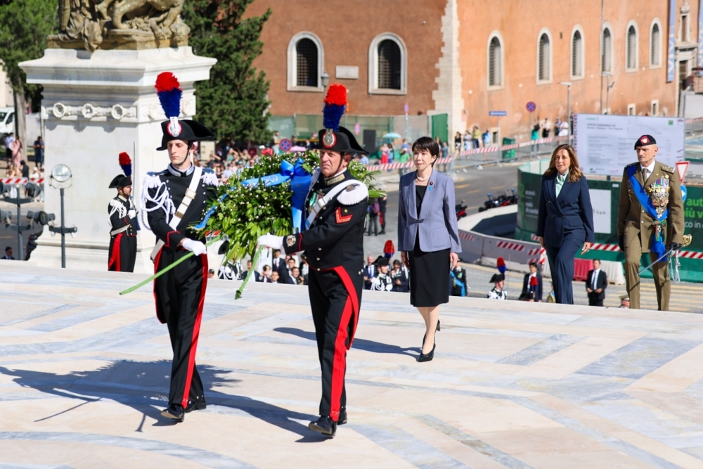イタリアの儀仗兵に先導され、献花用の花輪とともに無名戦士の墓へ向かう高市総理大臣の様子