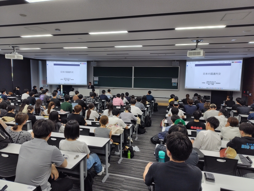 近畿大学において開催された外交講座の様子