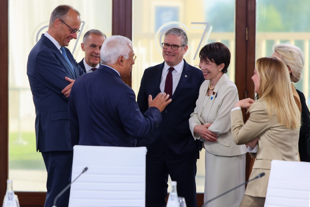 セッション開始前に立ち話をするG7首脳メンバー