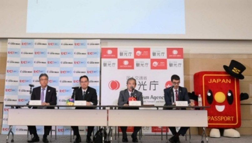共同記者会見で4人のパネリストが壇上に着席している様子