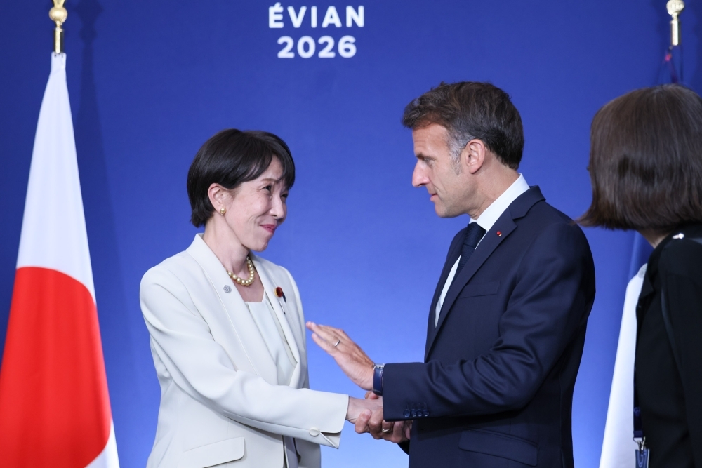 日仏首脳会談にて、高市総理大臣とマクロン仏大統領が握手を交わしている様子