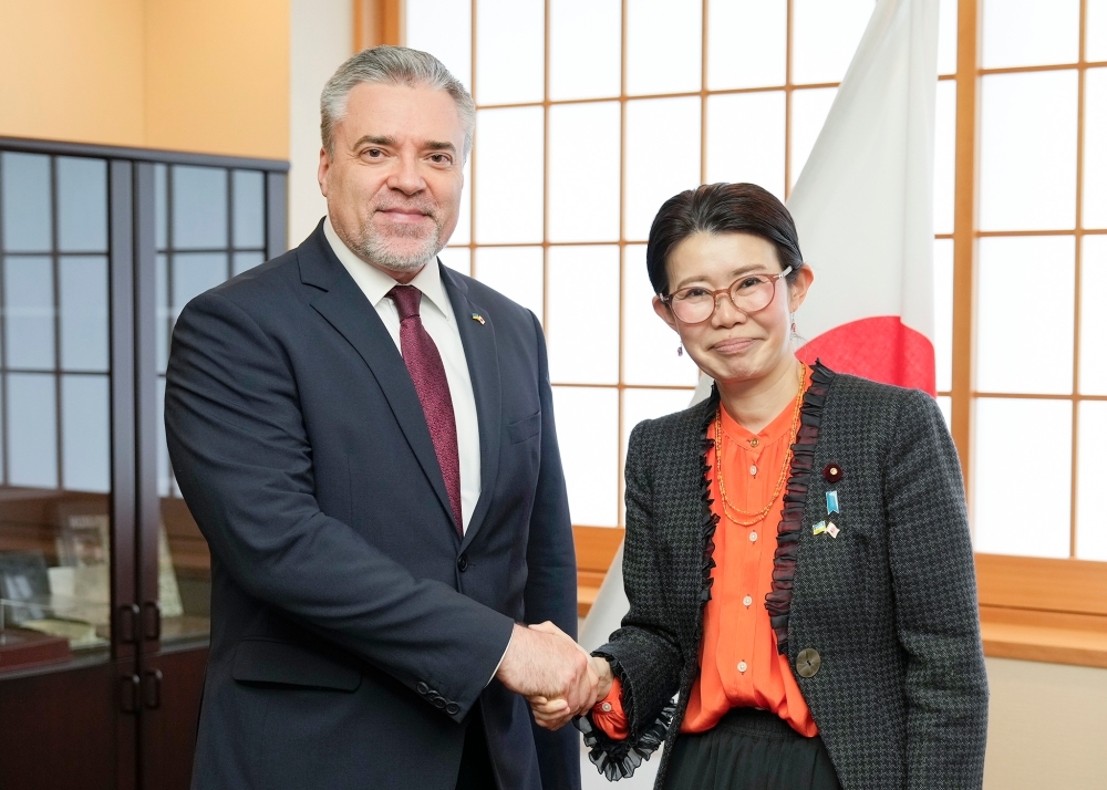 ルトヴィノフ大使と握手する国光副大臣