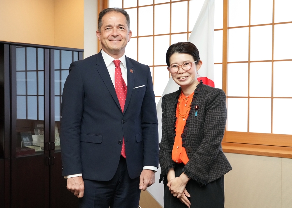 笑顔で撮影に応じる国光副大臣とミレフスキ駐日ポーランド共和国大使