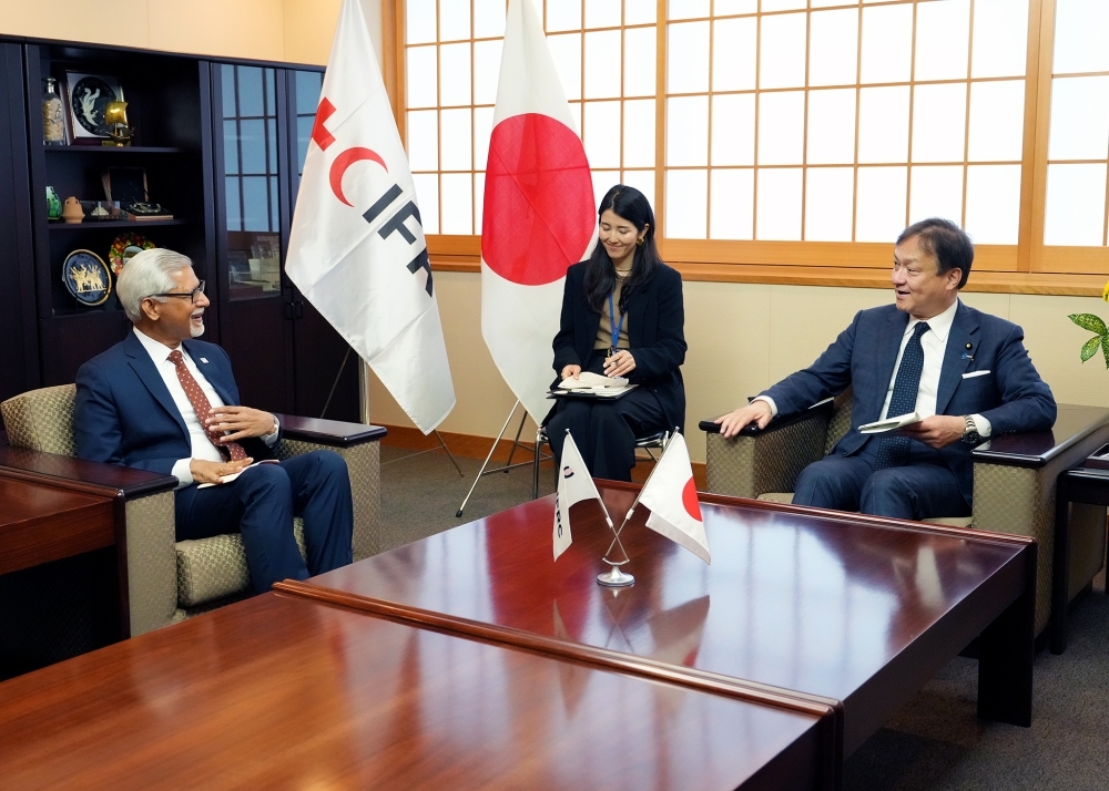 チャパゲインIFRC事務総長からの表敬を受け、懇談する堀井副大臣の様子