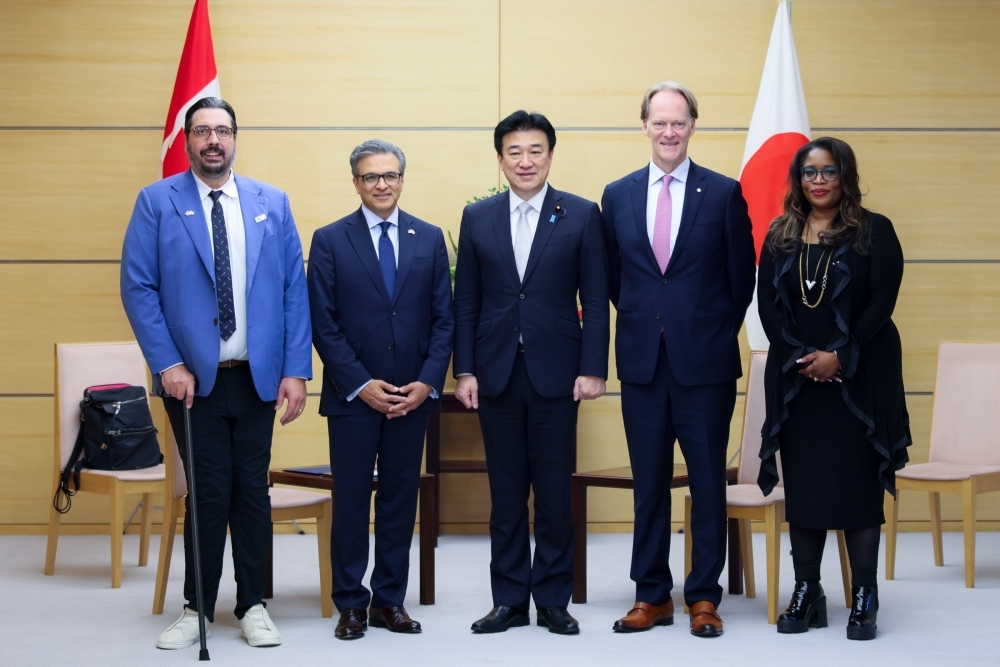 集合写真：木原官房長官と、ハイダー会長及びカナダ・ビジネス評議会の方々3名