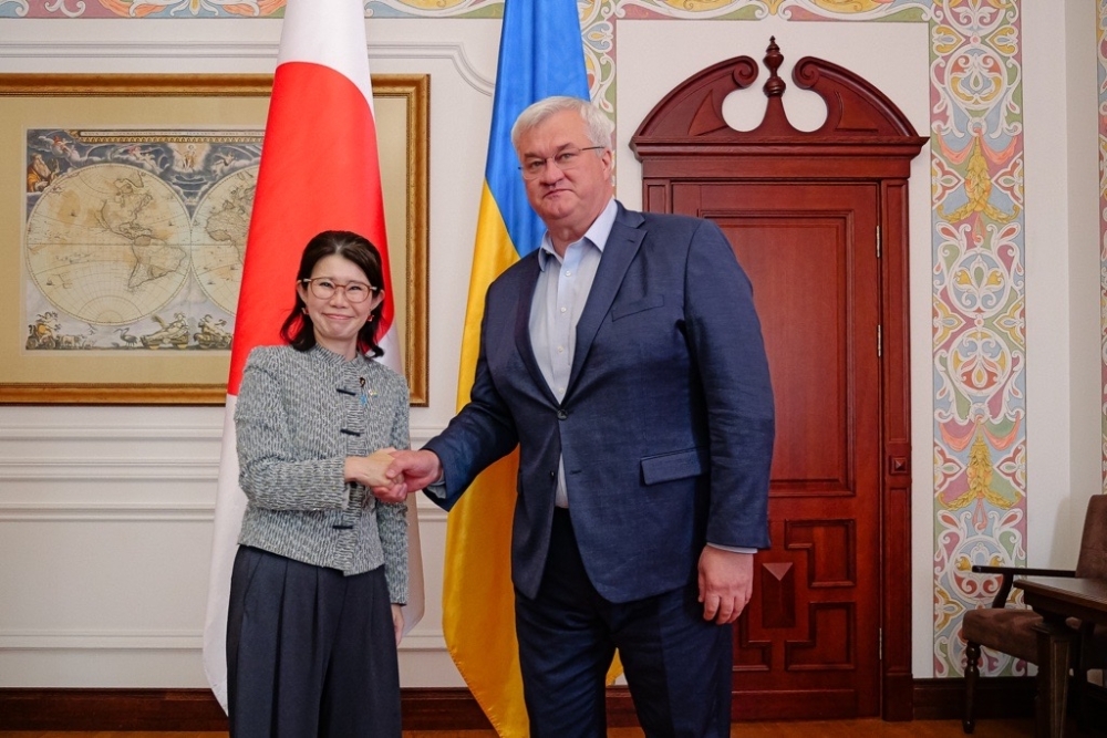 握手をする国光外務副大臣とシビハ・ウクライナ外務大臣