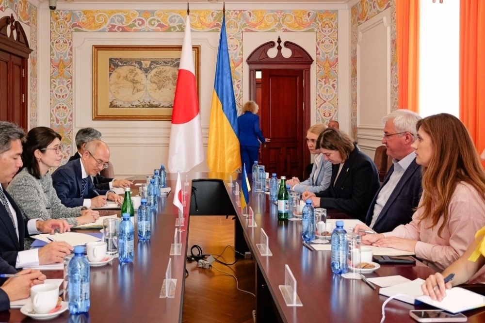 意見交換をする国光外務副大臣とシビハ・ウクライナ外務大臣
