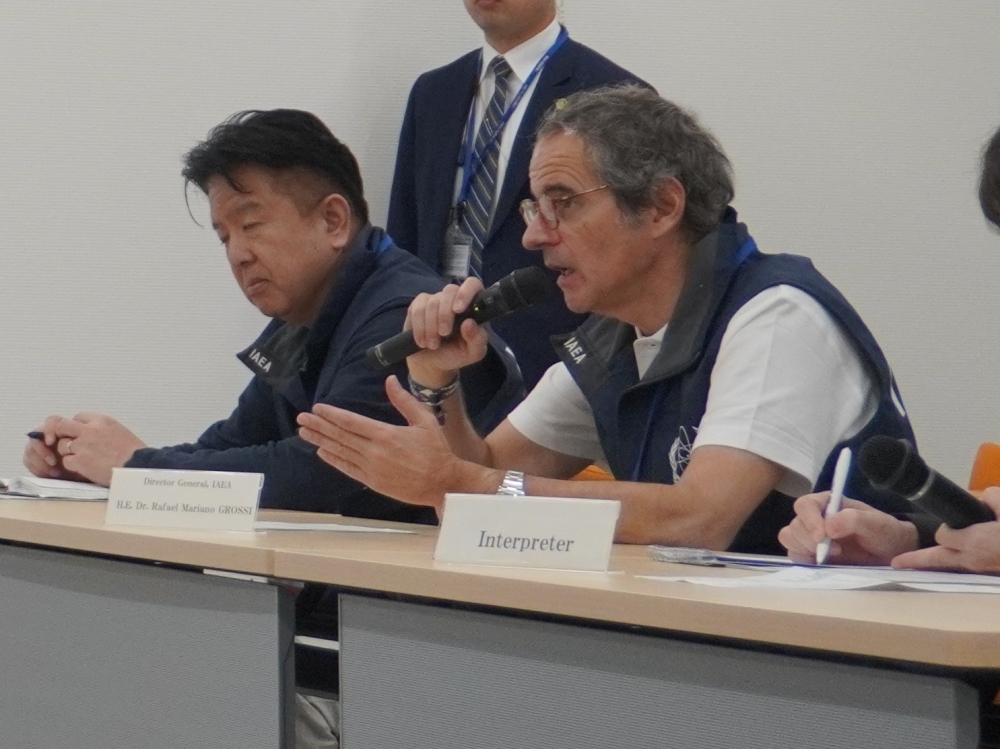 東京電力福島第一原子力発電所内にて挨拶をするグロッシー事務局長