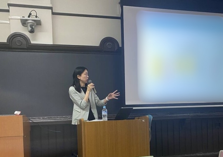 国際法局国際法課の鎌田課長補佐が、「国際法」をテーマに、具体的な事案の紹介を交えながら解説している様子