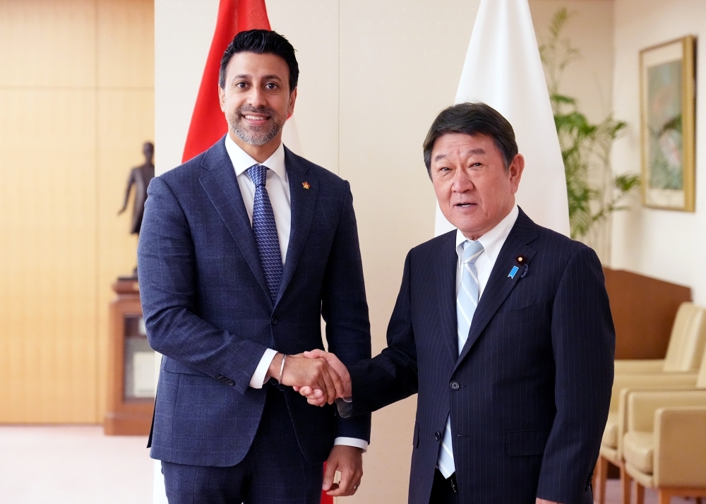 握手をする茂木外務大臣とシドゥ・カナダ国際貿易大臣