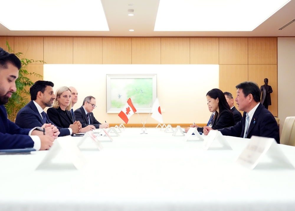 茂木外務大臣とシドゥ・カナダ国際貿易大臣との会談の様子