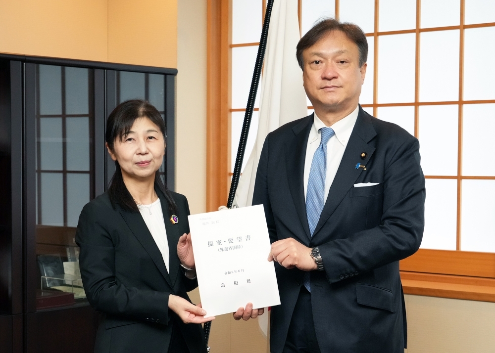 石原島根県副知事から要望書の手交を受ける堀井外務副大臣