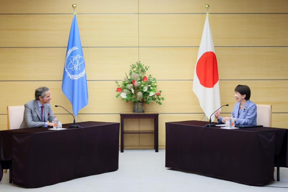 懇談をする高市総理とグロッシー事務局長