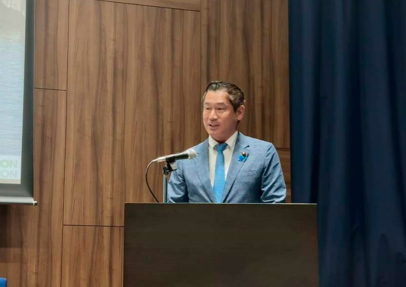 壇上で挨拶をする大西外務大臣政務官
