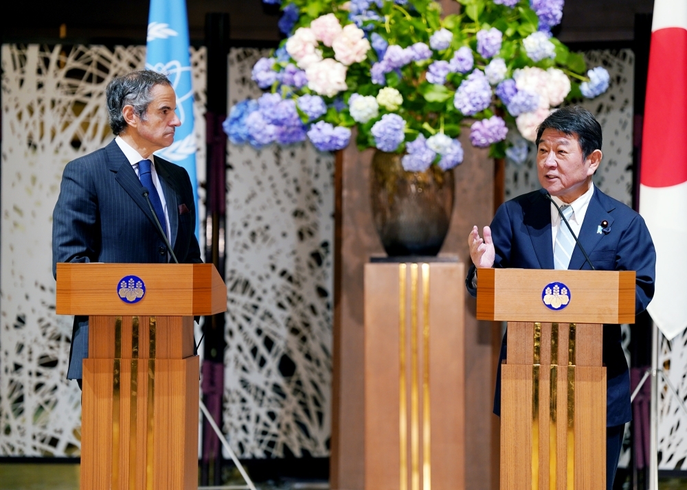 茂木外務大臣がグロッシーIAEA事務局長とともに演壇に立ち、発言する様子