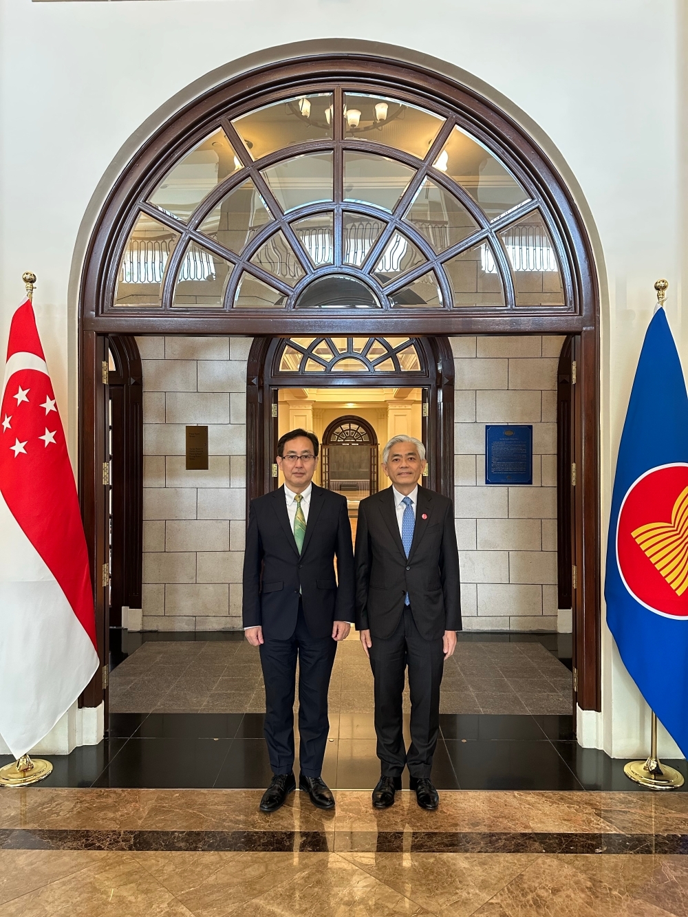 写真撮影に応じる鯰博行外務審議官とアルバート・チュア・シンガポール外務次官