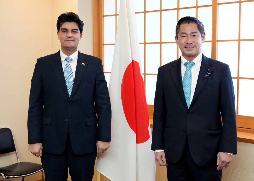 写真撮影に応じる大西外務大臣政務官とアル・モハメド・アガ駐日シリア大使館臨時代理大使