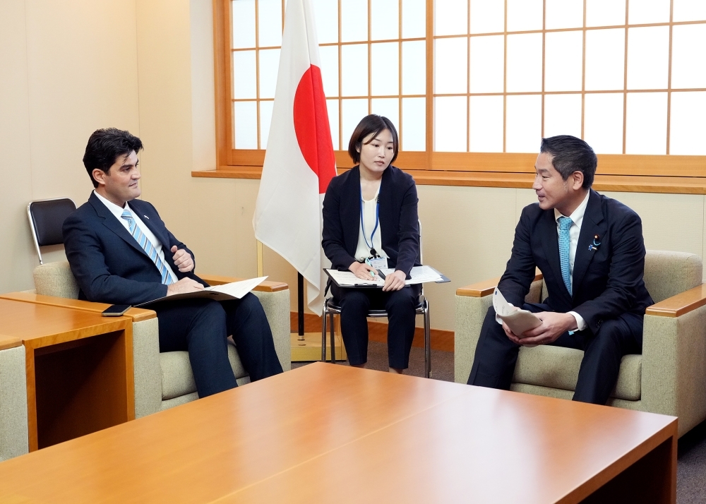 意見交換をする大西外務大臣政務官とアル・モハメド・アガ駐日シリア大使館臨時代理大使