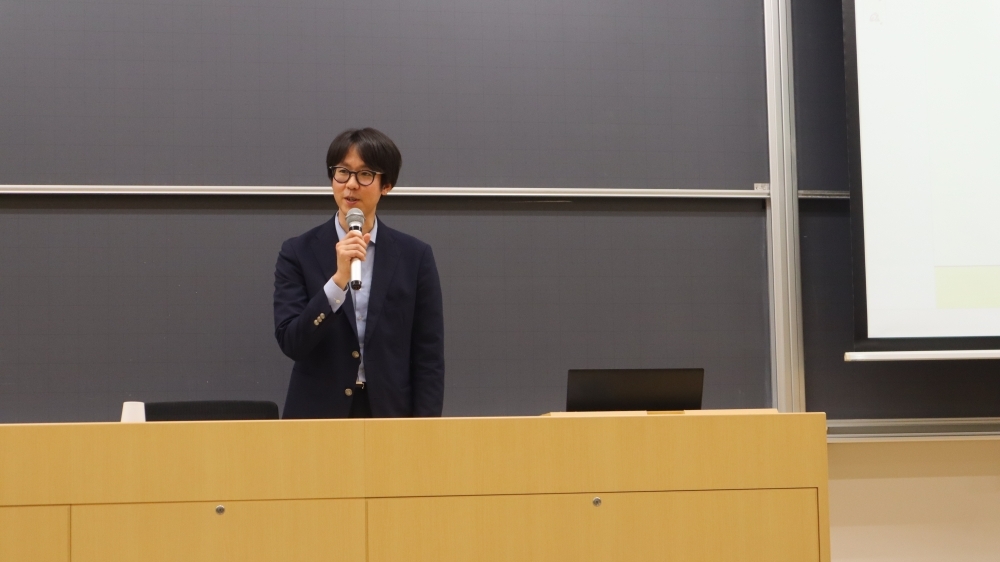 総合外交政策局政策企画室の中林課長補佐が、「国際情勢認識と日本外交の展望」をテーマに、具体的な事案の紹介を交えながら解説している様子