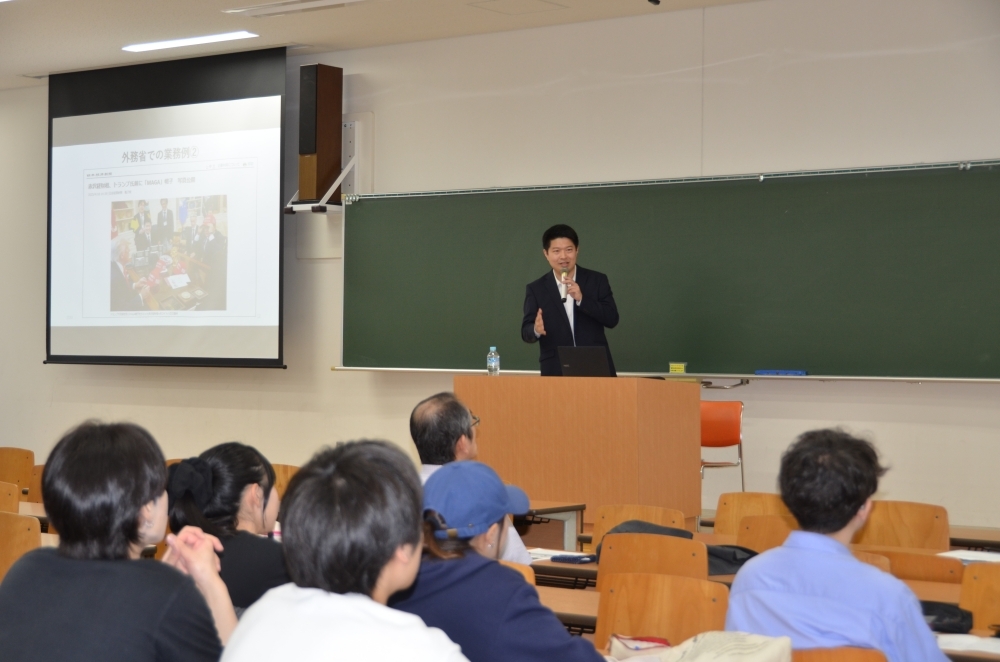 国際協力局地球規模課題審議官組織国際保健戦略官室の渋谷課長補佐が、「グローバル・ヘルス外交－マルチ外交と国際交渉の動向－」をテーマに、具体的な事例の紹介を交えながら解説している様子