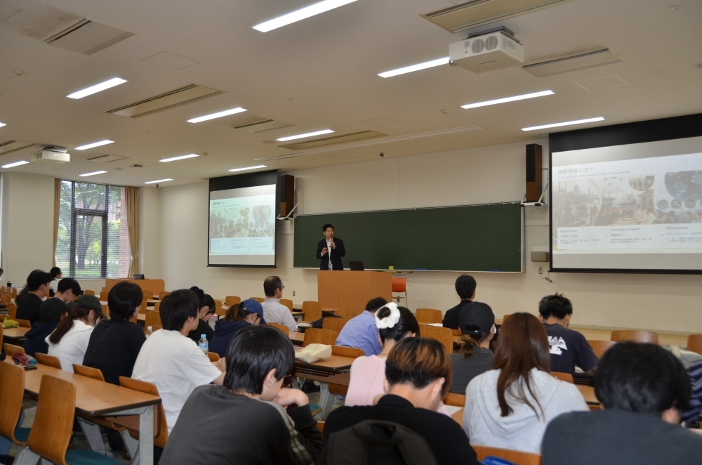 神戸学院大学において外交講座を受けている学生さんの様子