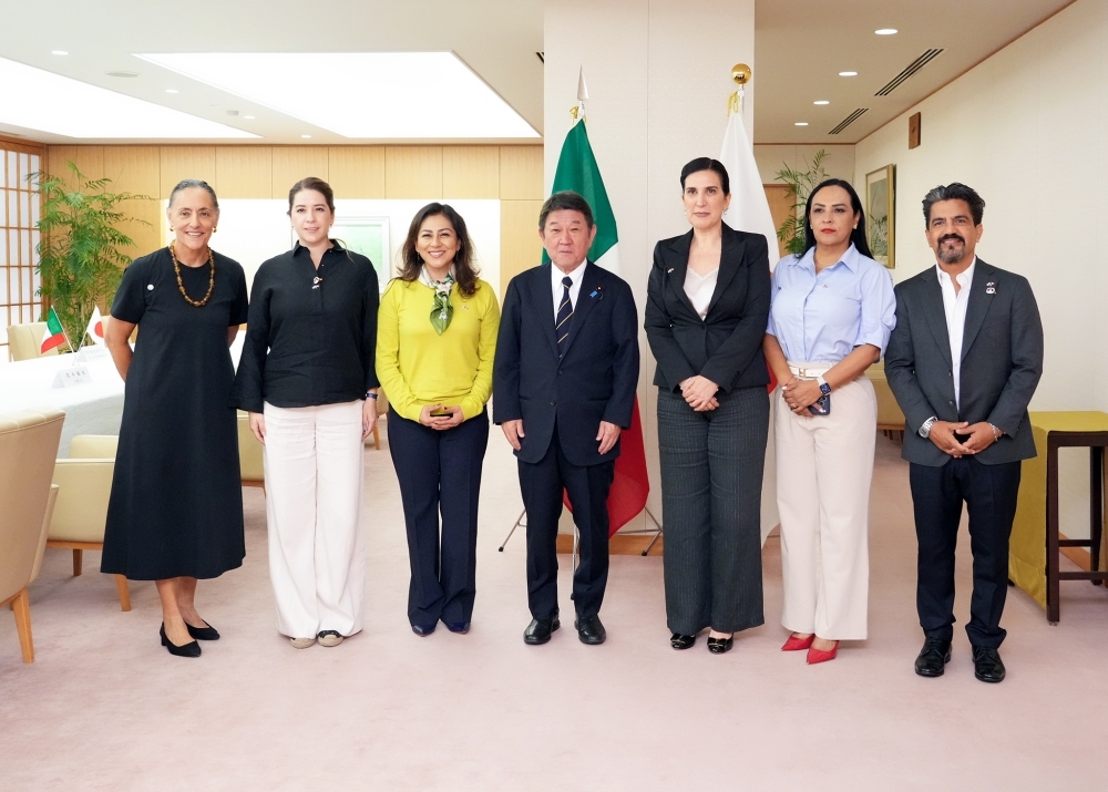 茂木大臣とロペス・メキシコ下院議長団との集合写真