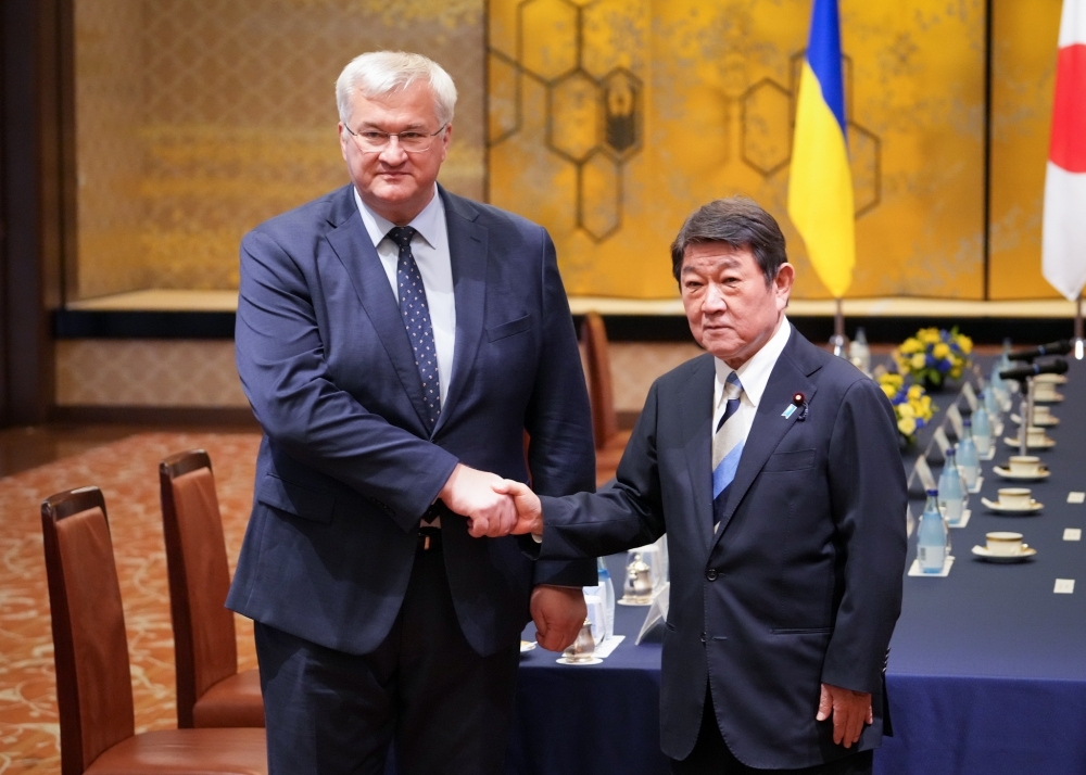 外相会談を前に握手するシビハ・ウクライナ外相と茂木大臣