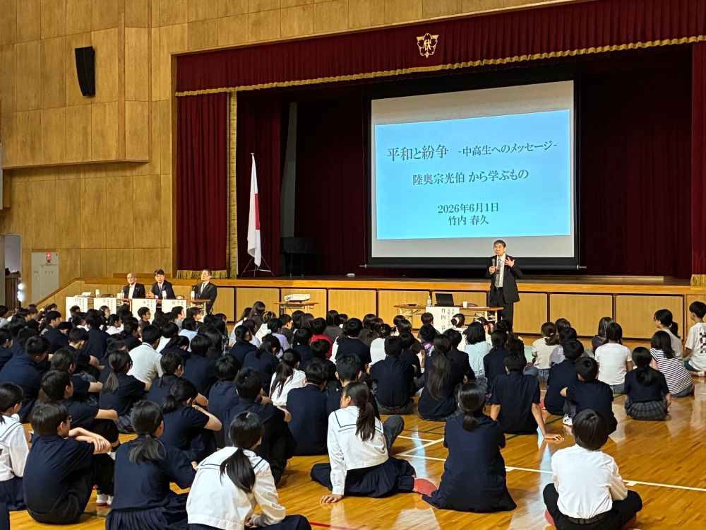 和歌山市立伏虎義務教育学校で行われた国際情勢講演会の様子