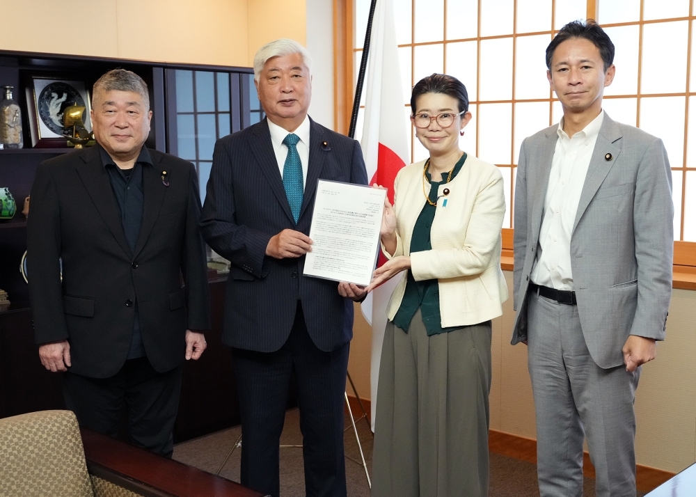 超党派人道外交議員連盟の表敬を受ける国光外務副大臣