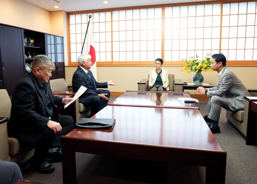 国光外務副大臣と超党派人道外交議員連盟との意見交換の様子