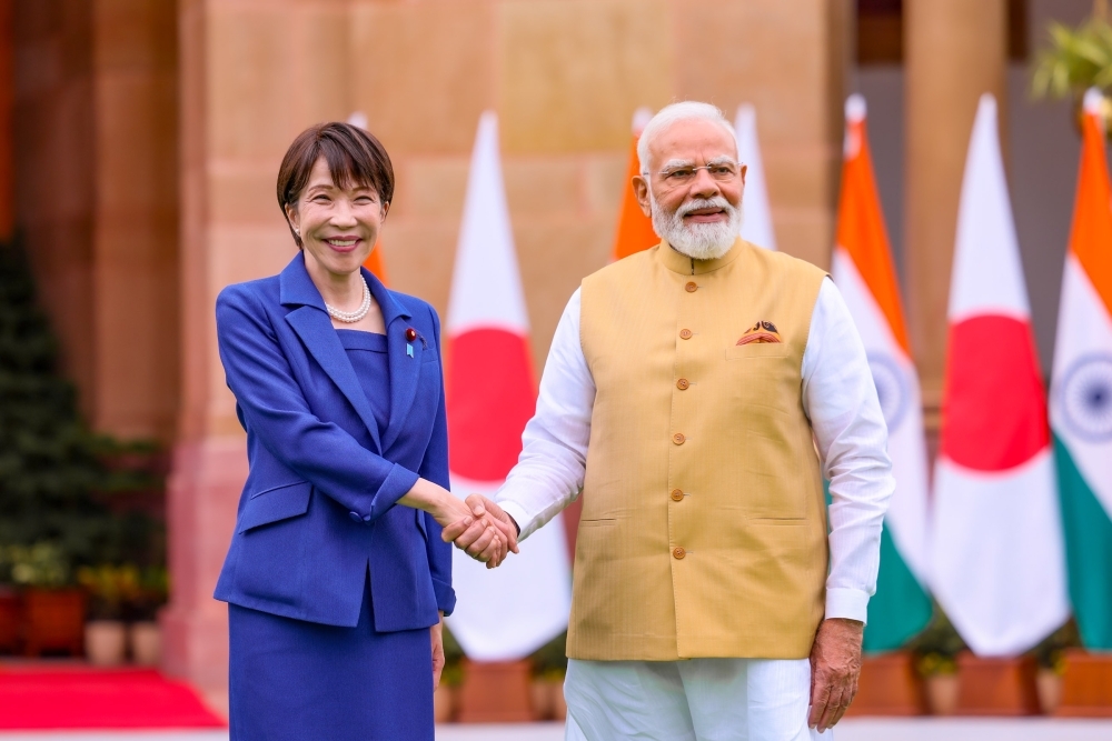 両国国旗前でモディ首相と握手する高市総理