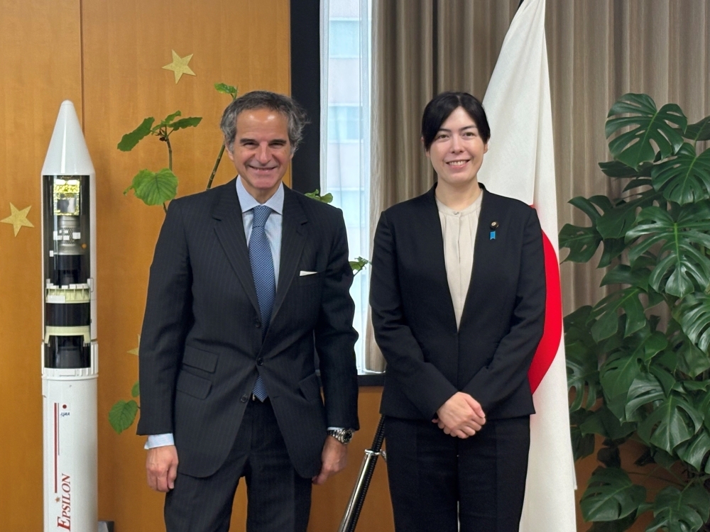小野田大臣とグロッシー事務局長との記念撮影