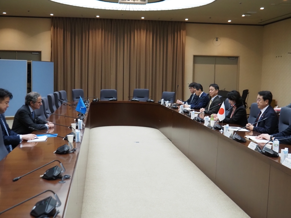 赤澤経済産業大臣とグロッシー事務局長との会談の様子