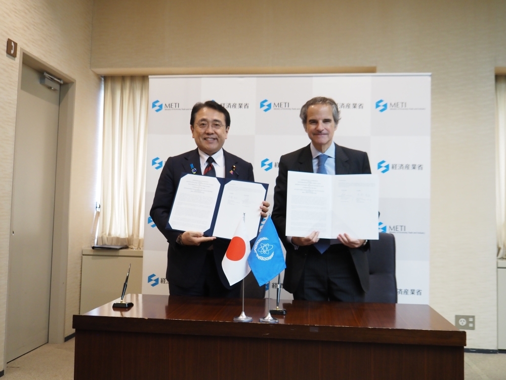 赤澤経済産業大臣とグロッシー事務局長による協力覚書署名後の記念撮影