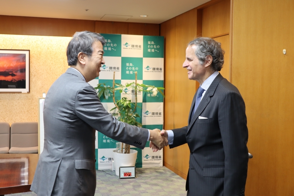 握手をする石原環境大臣とグロッシー事務局長