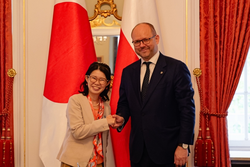 握手をする国光外務副大臣とマルチン・プシダチ・ポーランド大統領府国際政策局長官