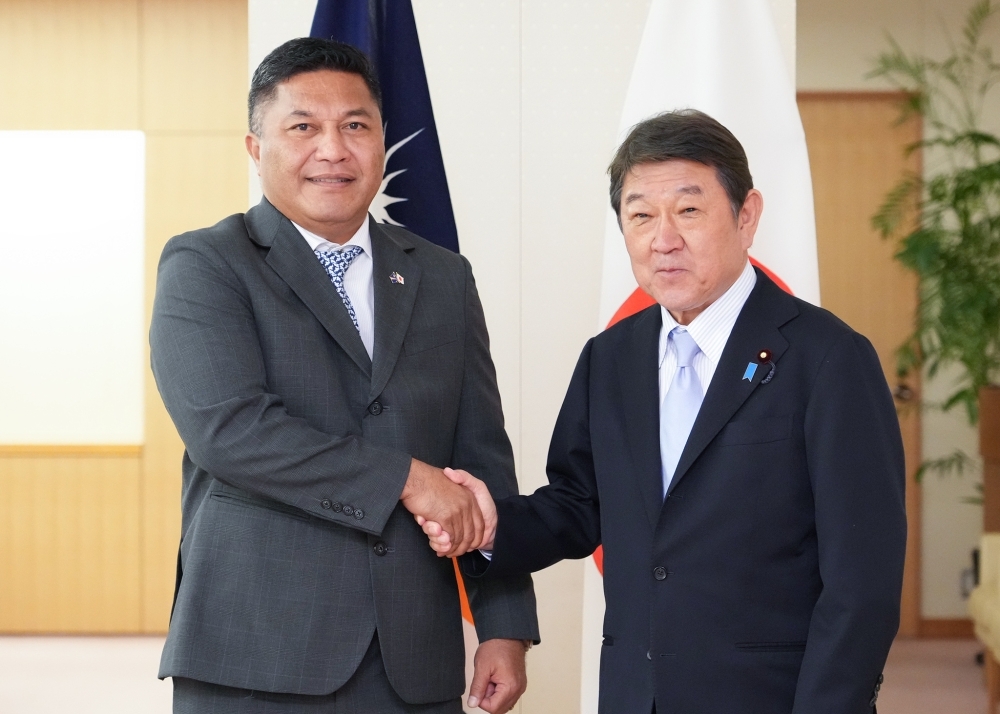 握手をする茂木外務大臣とカラニ・R・カネコ・マーシャル外務・貿易大臣