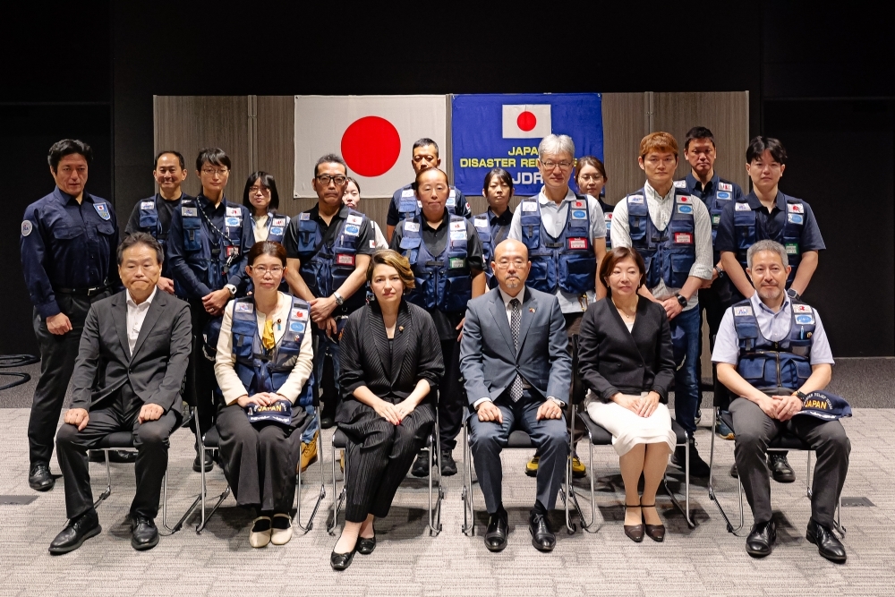 国光副大臣と国際緊急援助隊の集合写真
